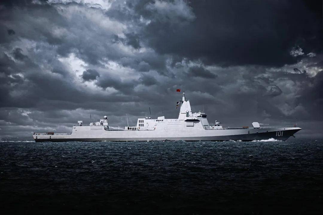 美媒爆料:055大驱“南昌”舰遭到美国无人艇跟踪监视!