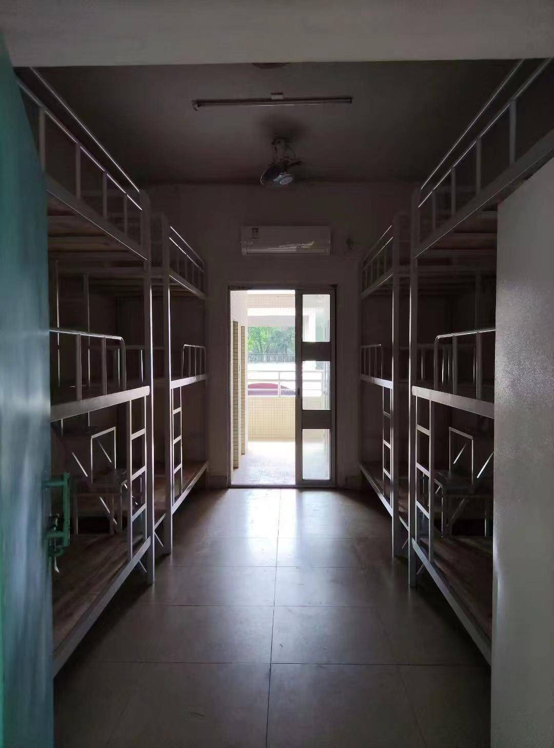 东莞一学校被曝使用三层床,还将茶水间改成宿舍!校方回应