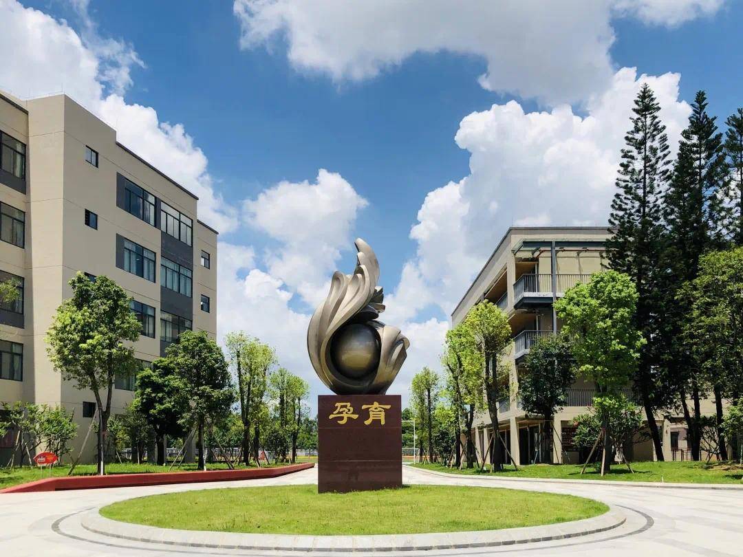 东莞一学校被曝使用三层床,还将茶水间改成宿舍!校方回应