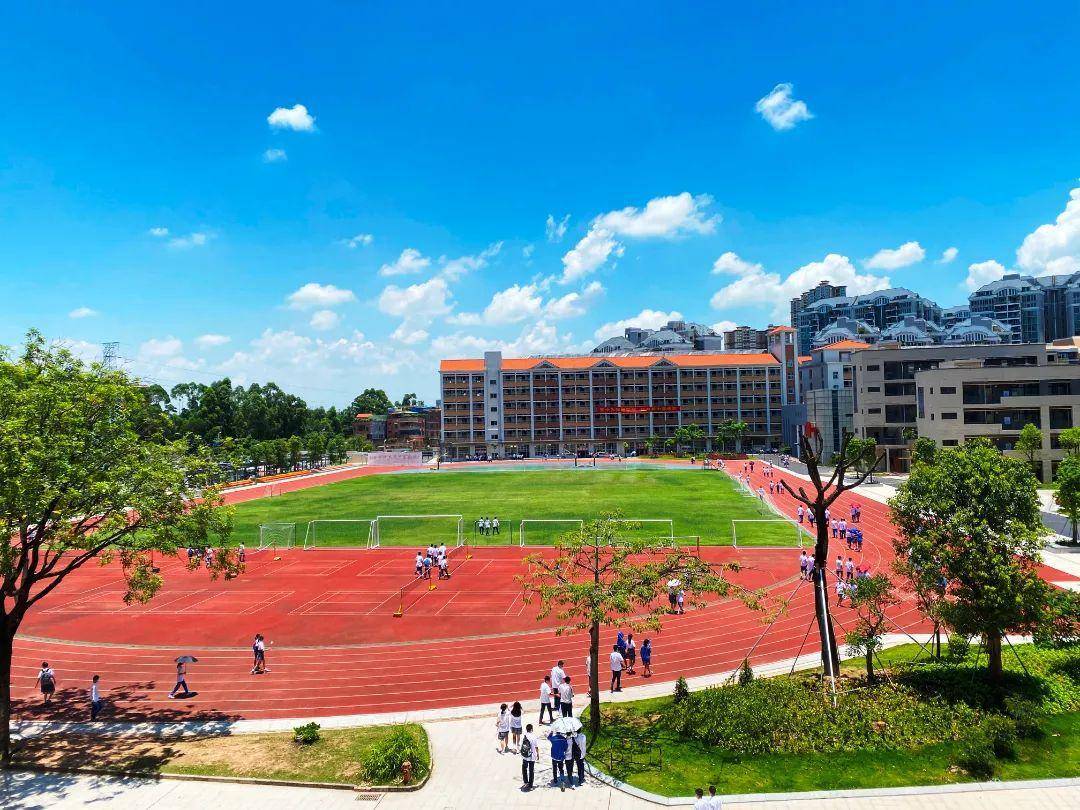 东莞一学校被曝使用三层床,还将茶水间改成宿舍!校方回应