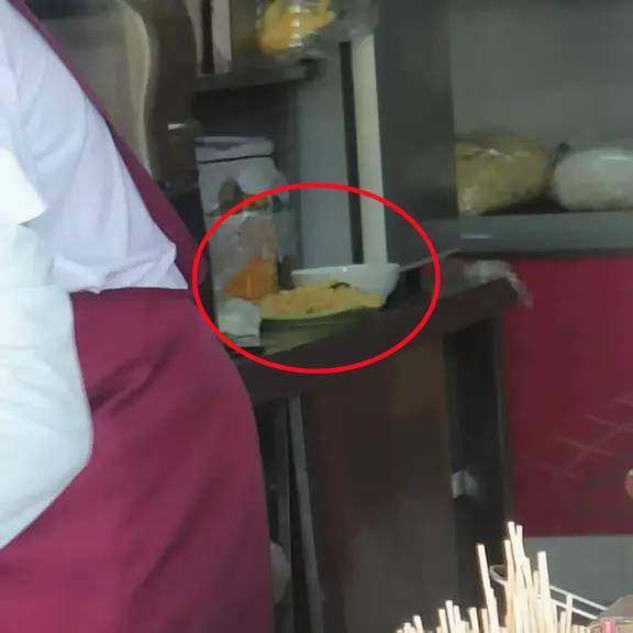 餐馆将两盘吃剩的炒饭回收并混合,顾客怀疑其重新售卖,市监:未发现证据,已令商家停业整改卫生