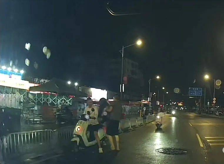 反转！3名男子凌晨抬醉酒女子上车？实为好友和店员相助！当事人：朋友气得把我微信都删了