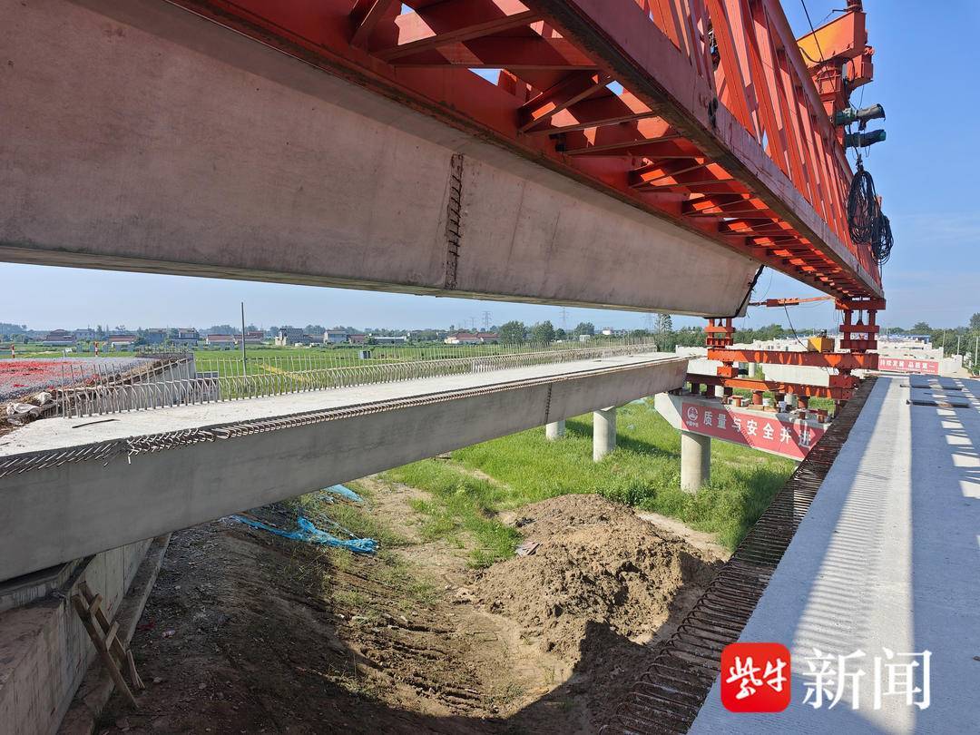 宁盐高速扬州段高邮湖 湖西互通主线桥首片预制梁架设完成