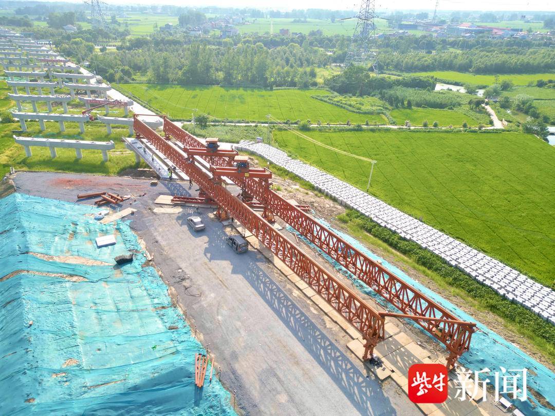 宁盐高速扬州段高邮湖 湖西互通主线桥首片预制梁架设完成