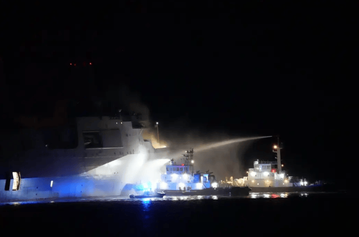 美军两栖船坞登陆舰烧了15小时,美军早早宣称火已扑灭,日方称还没灭