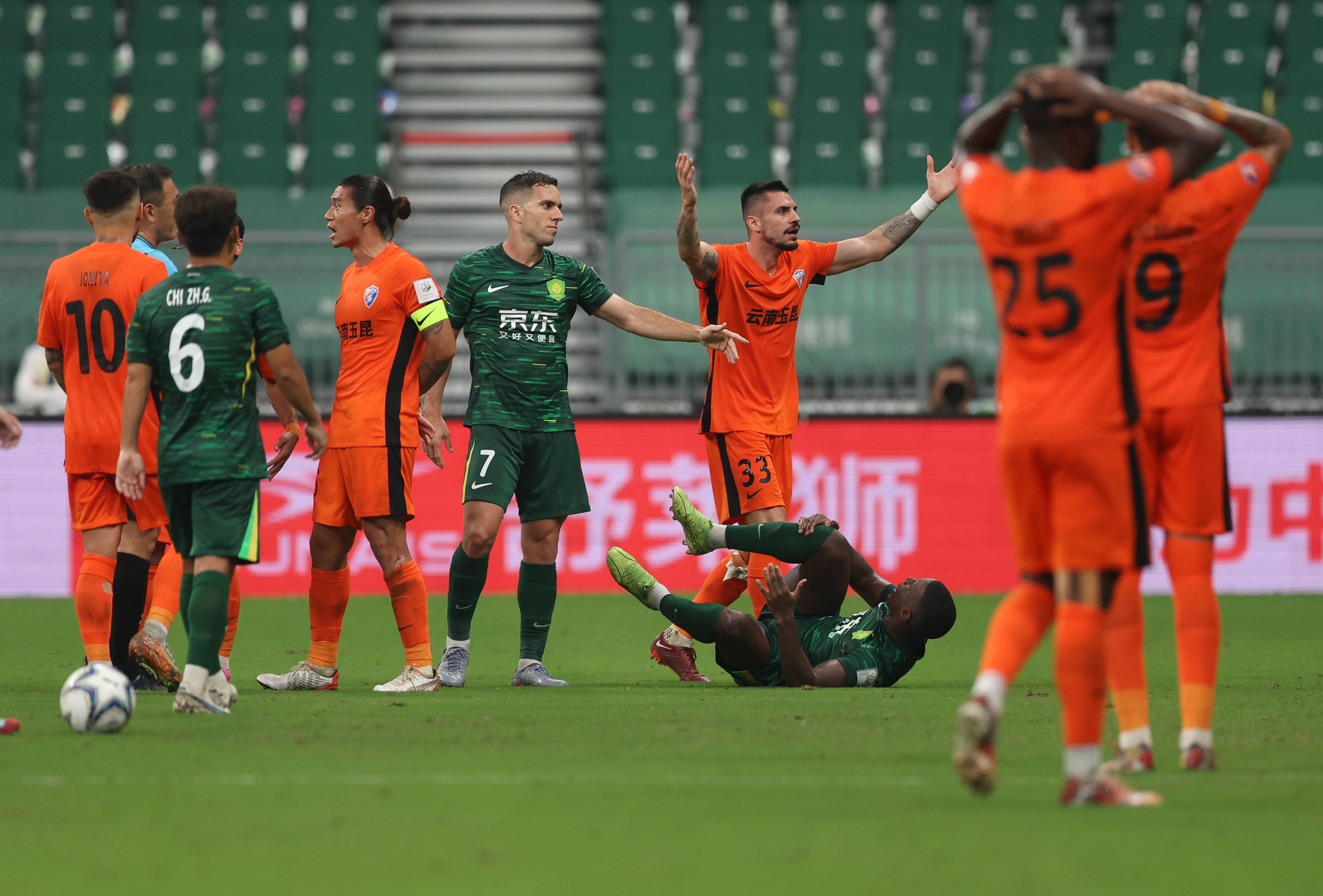 踢人染红致惨败!云南玉昆:布尔克损害球队利益罚款10万