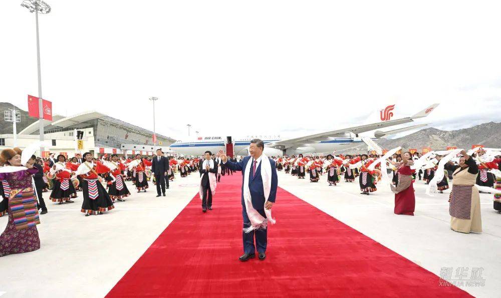 【时政】习近平率中央代表团抵达拉萨出席西藏自治区成立60周年庆祝活动