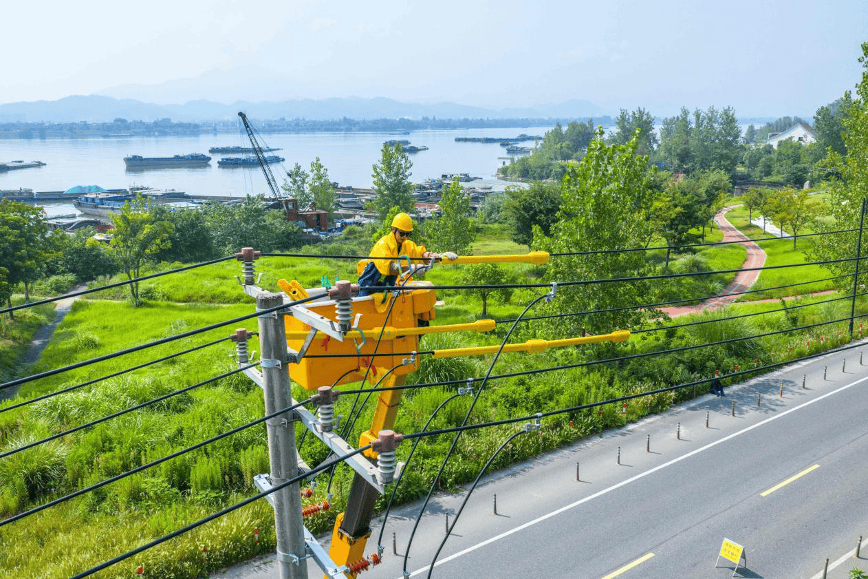 国网杭州供电公司:绝缘手套浸汗水 带电攻坚护清凉