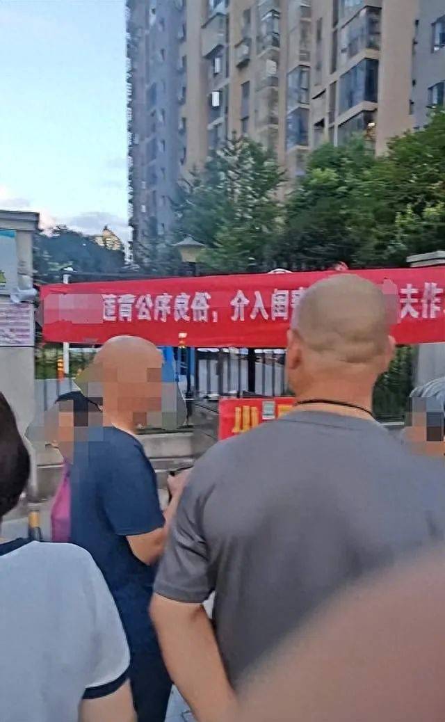 原配拉横幅送锦旗,上门感谢闺蜜“照顾老公” ?当地纪委回应