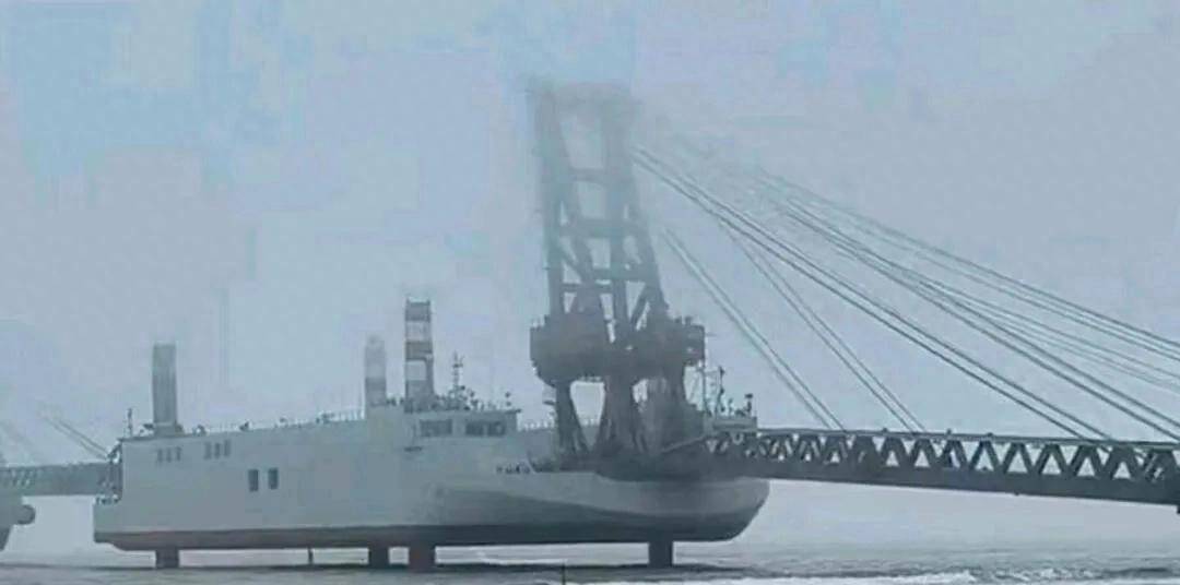 解放军“登岛神器”正式服役，坦克直接开上岸，抢滩登陆如履平地