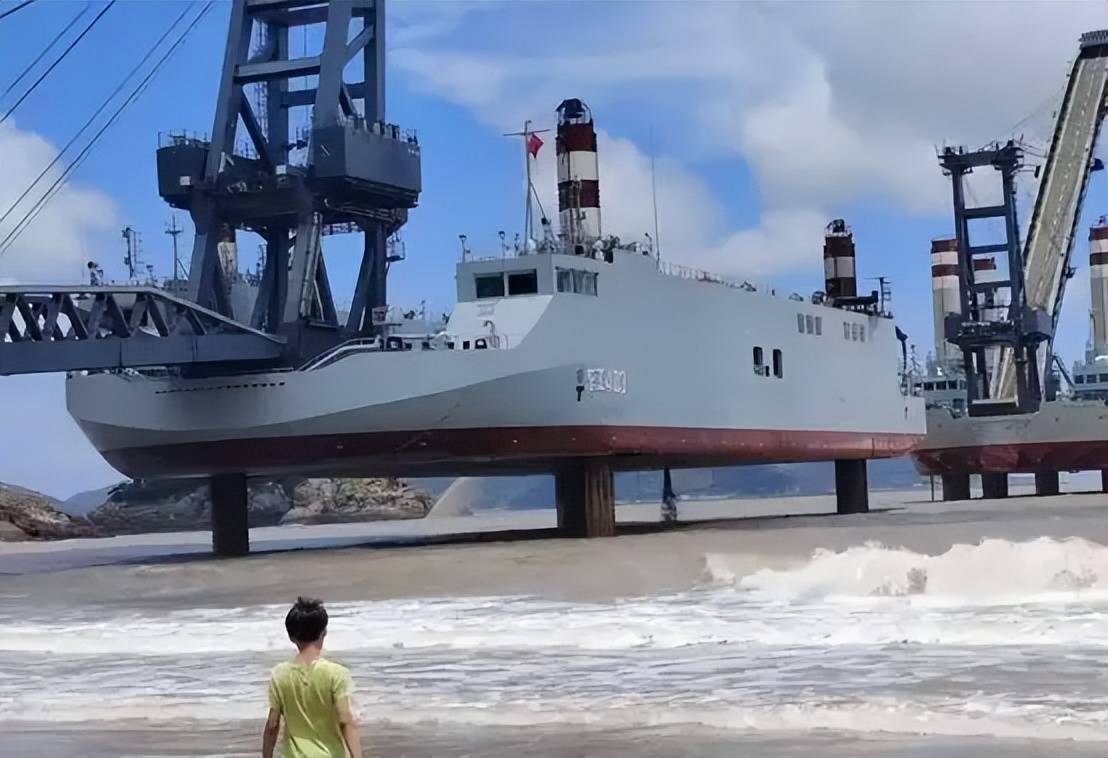 解放军“登岛神器”正式服役，坦克直接开上岸，抢滩登陆如履平地