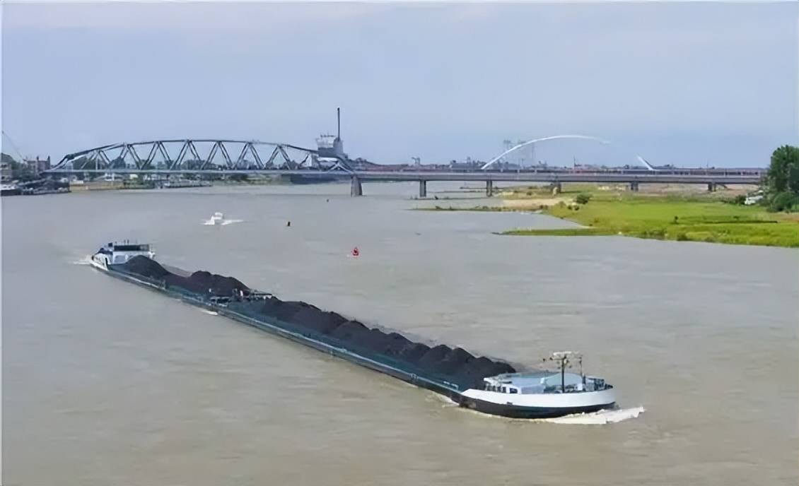 解放军“登岛神器”正式服役，坦克直接开上岸，抢滩登陆如履平地