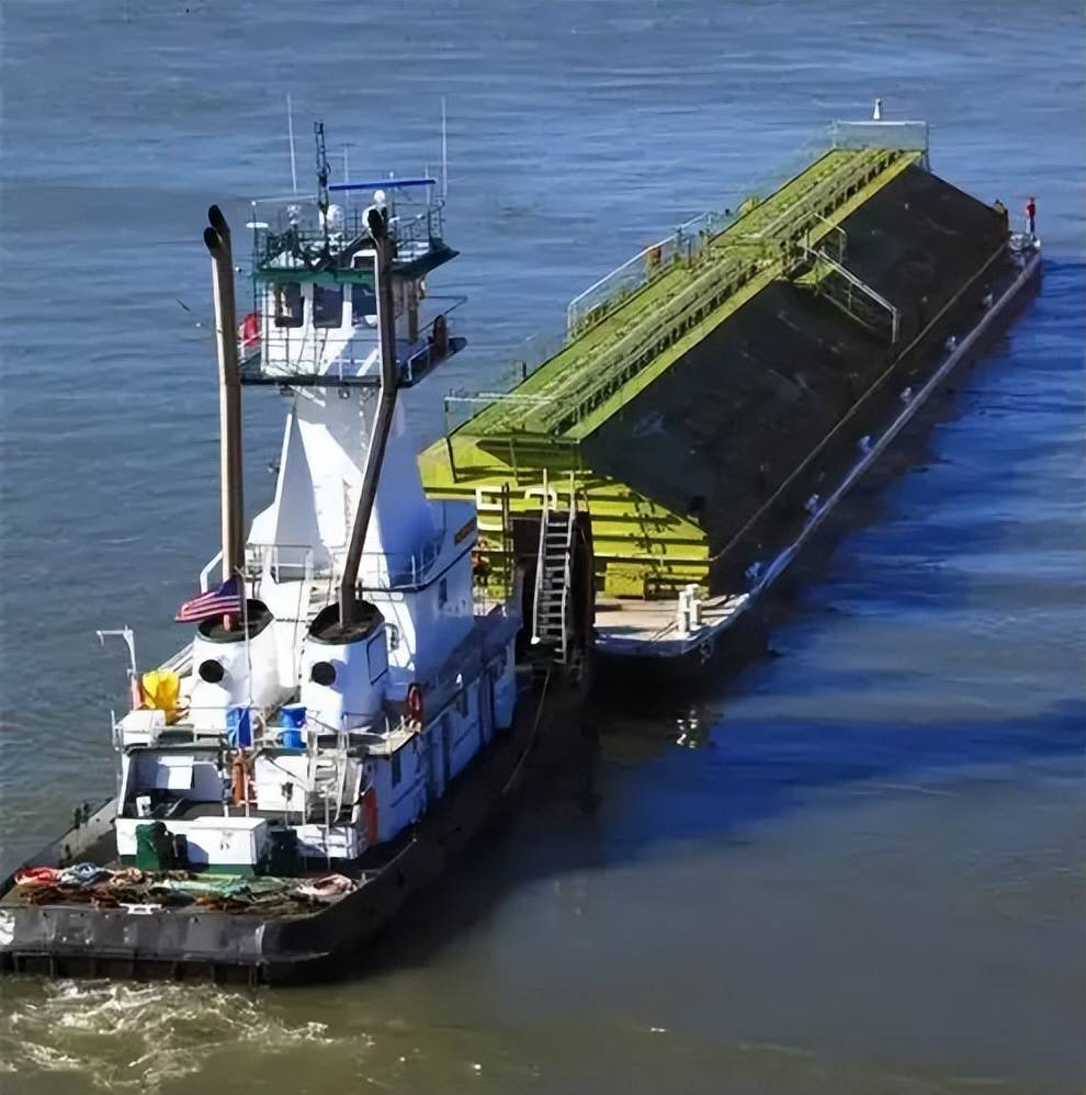 解放军“登岛神器”正式服役，坦克直接开上岸，抢滩登陆如履平地