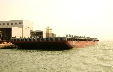 解放军“登岛神器”正式服役，坦克直接开上岸，抢滩登陆如履平地