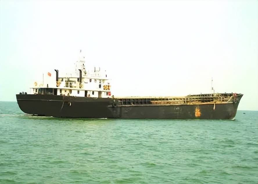 解放军“登岛神器”正式服役，坦克直接开上岸，抢滩登陆如履平地