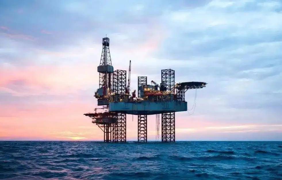 解放军“登岛神器”正式服役，坦克直接开上岸，抢滩登陆如履平地