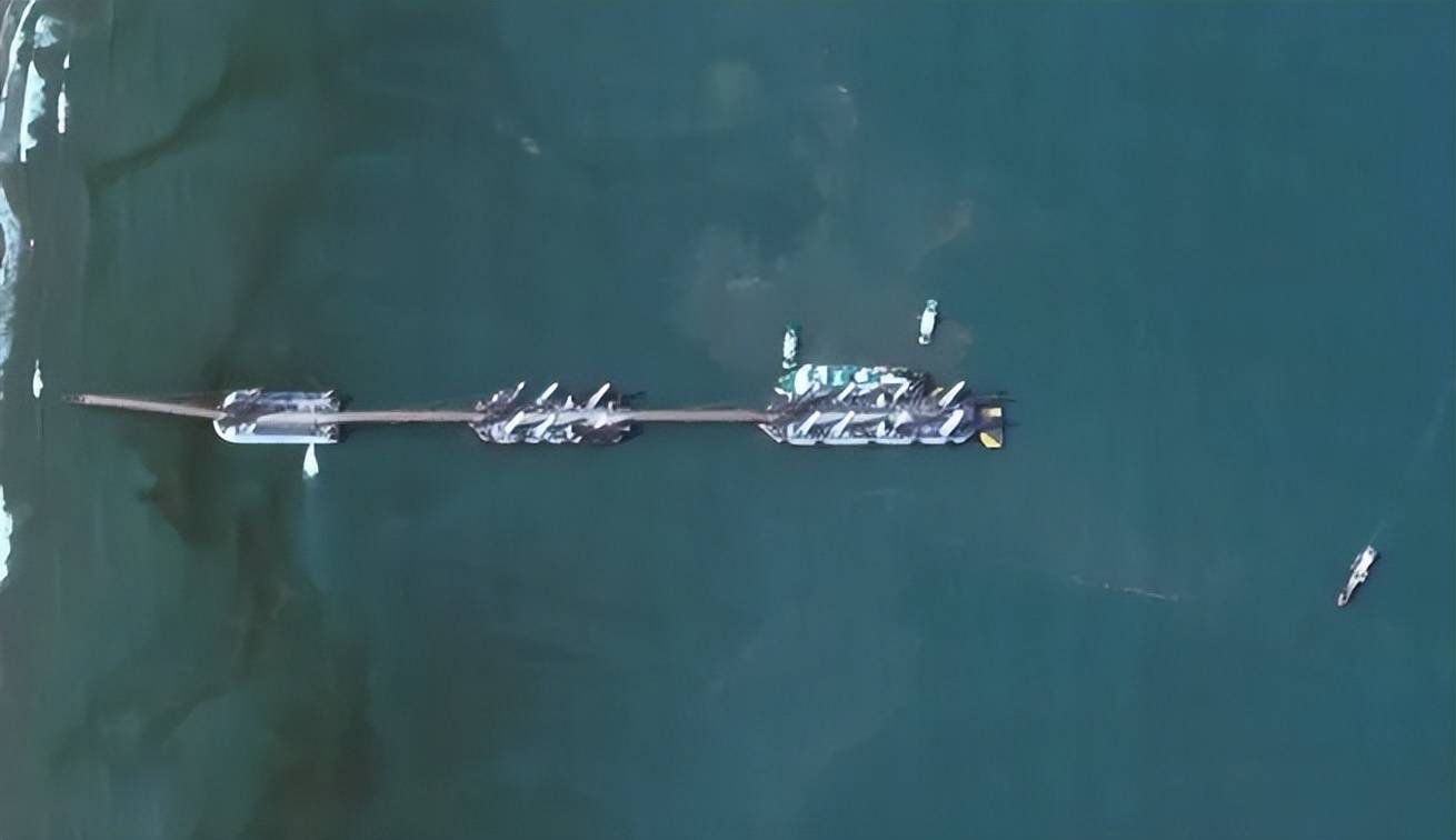 解放军“登岛神器”正式服役，坦克直接开上岸，抢滩登陆如履平地