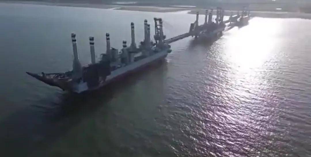 解放军“登岛神器”正式服役，坦克直接开上岸，抢滩登陆如履平地