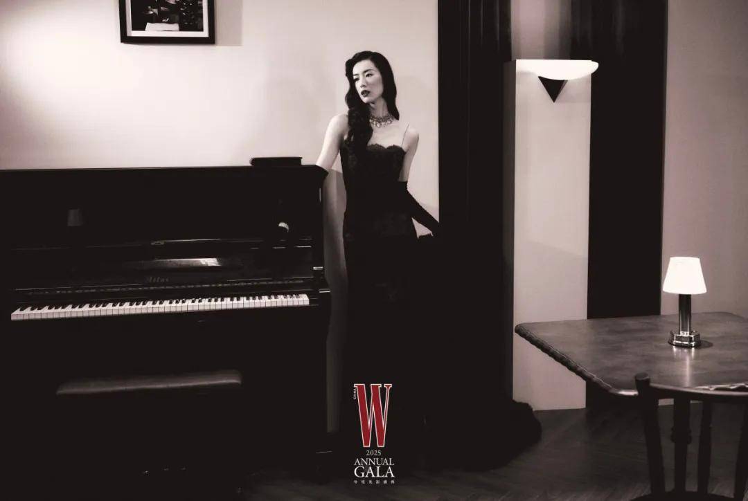 热巴手拿烟枪、倪妮背着人偶——女明星爱上“疯”着走红毯