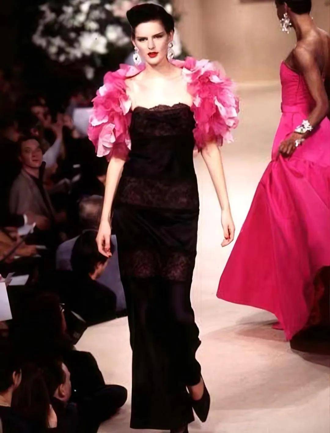 热巴手拿烟枪、倪妮背着人偶——女明星爱上“疯”着走红毯