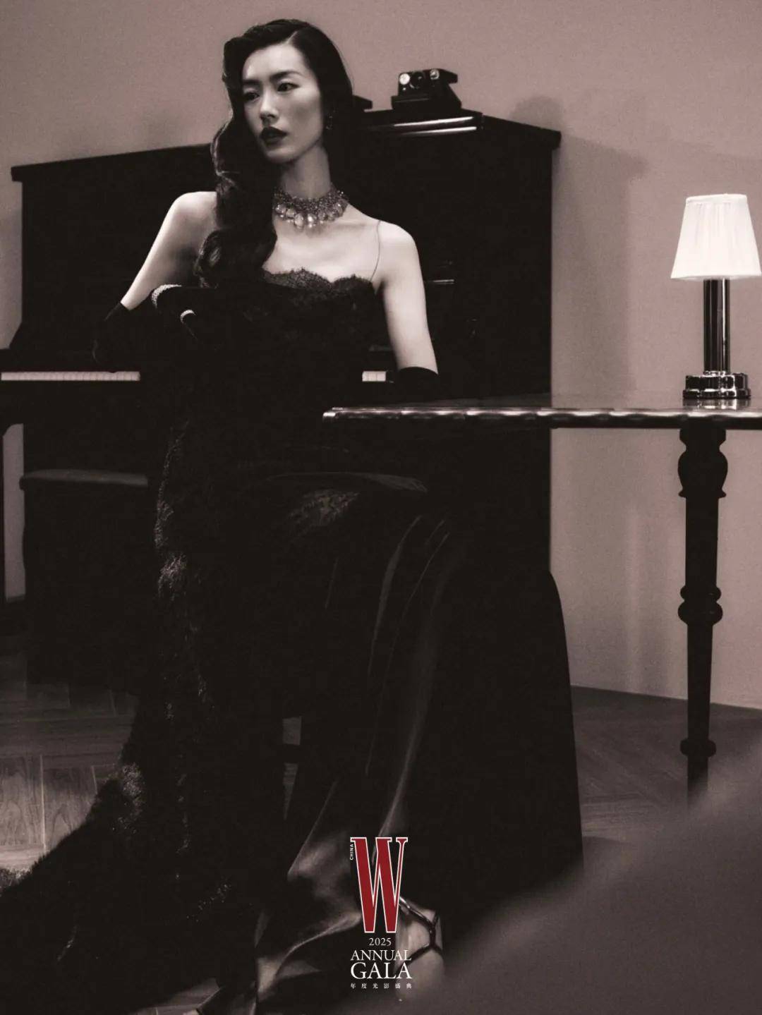 热巴手拿烟枪、倪妮背着人偶——女明星爱上“疯”着走红毯