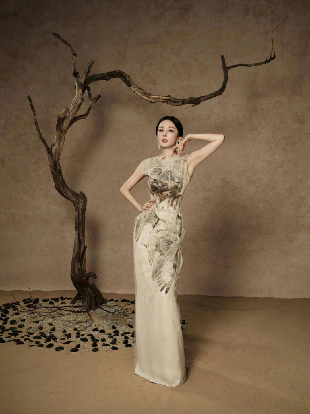 热巴手拿烟枪、倪妮背着人偶——女明星爱上“疯”着走红毯