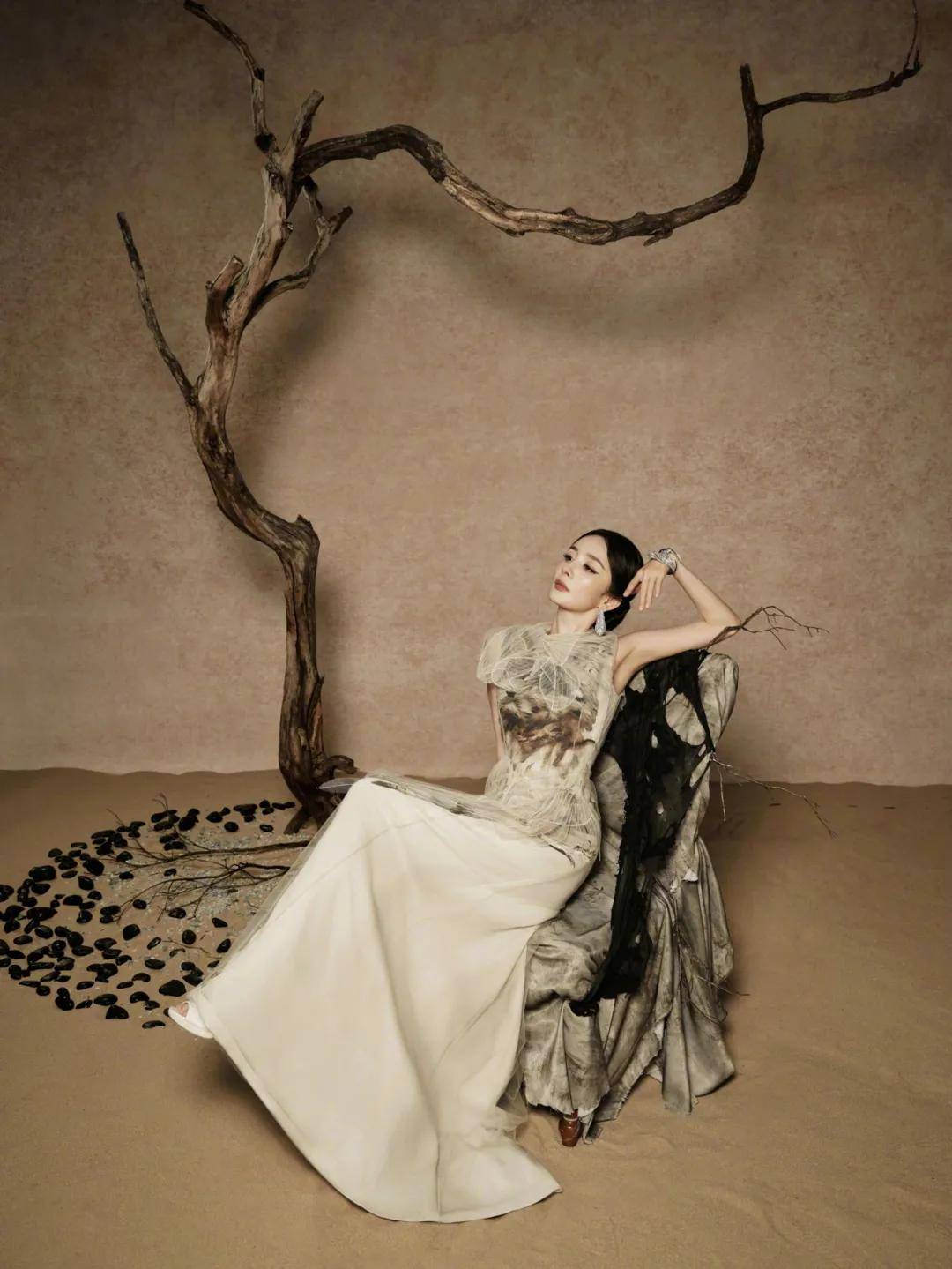 热巴手拿烟枪、倪妮背着人偶——女明星爱上“疯”着走红毯