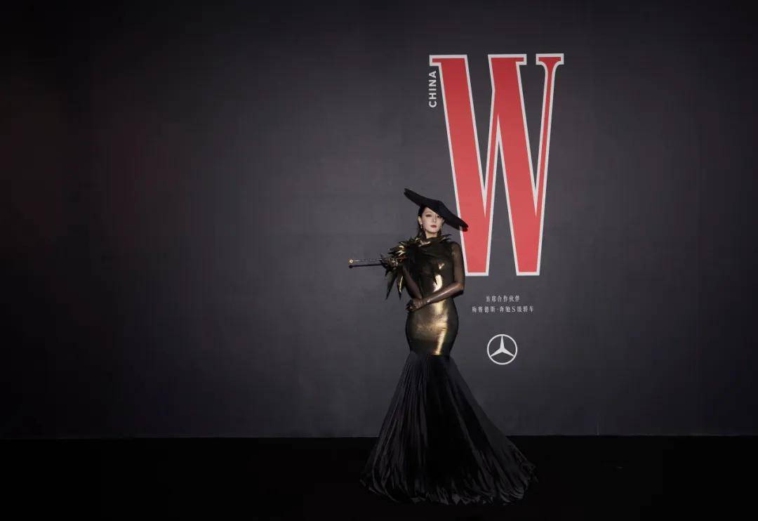 热巴手拿烟枪、倪妮背着人偶——女明星爱上“疯”着走红毯