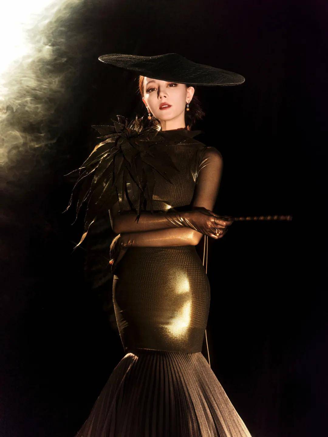 热巴手拿烟枪、倪妮背着人偶——女明星爱上“疯”着走红毯