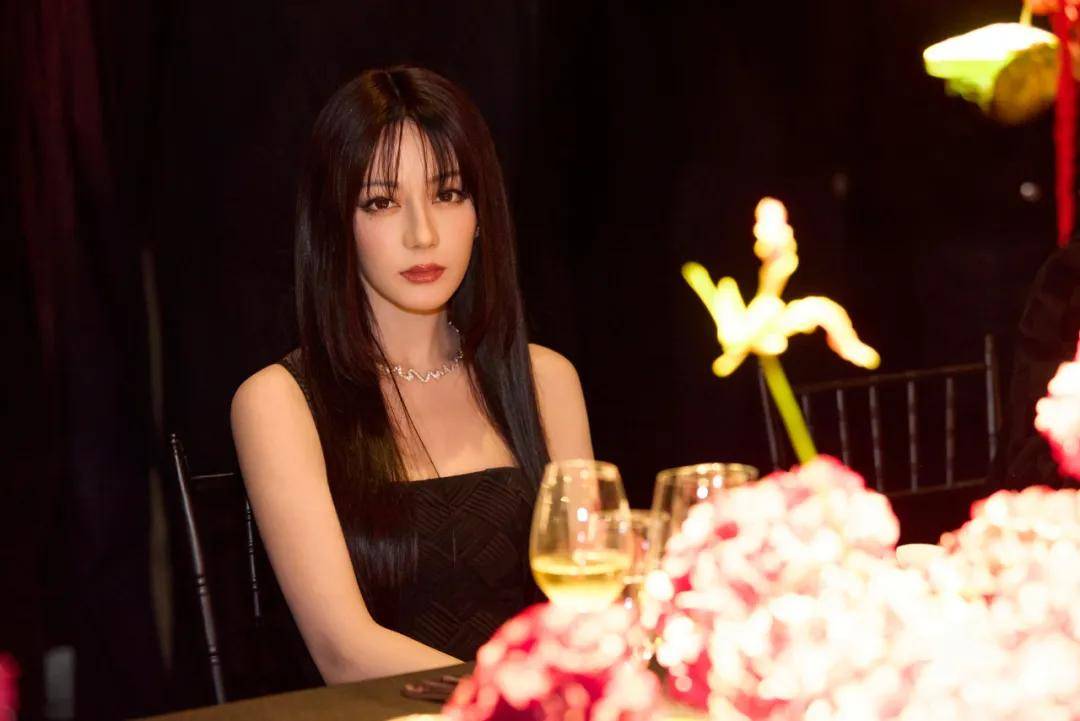 热巴手拿烟枪、倪妮背着人偶——女明星爱上“疯”着走红毯