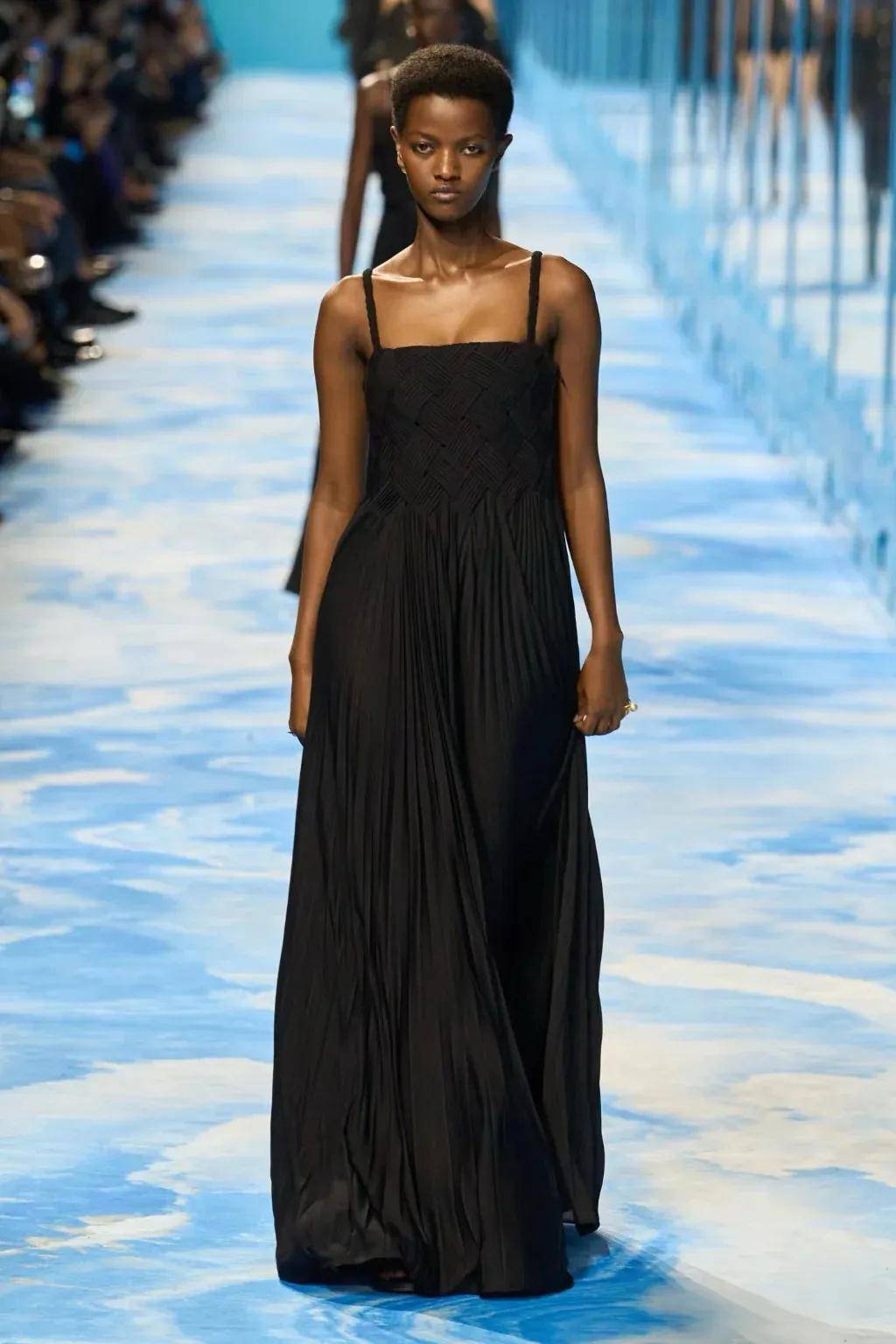 热巴手拿烟枪、倪妮背着人偶——女明星爱上“疯”着走红毯