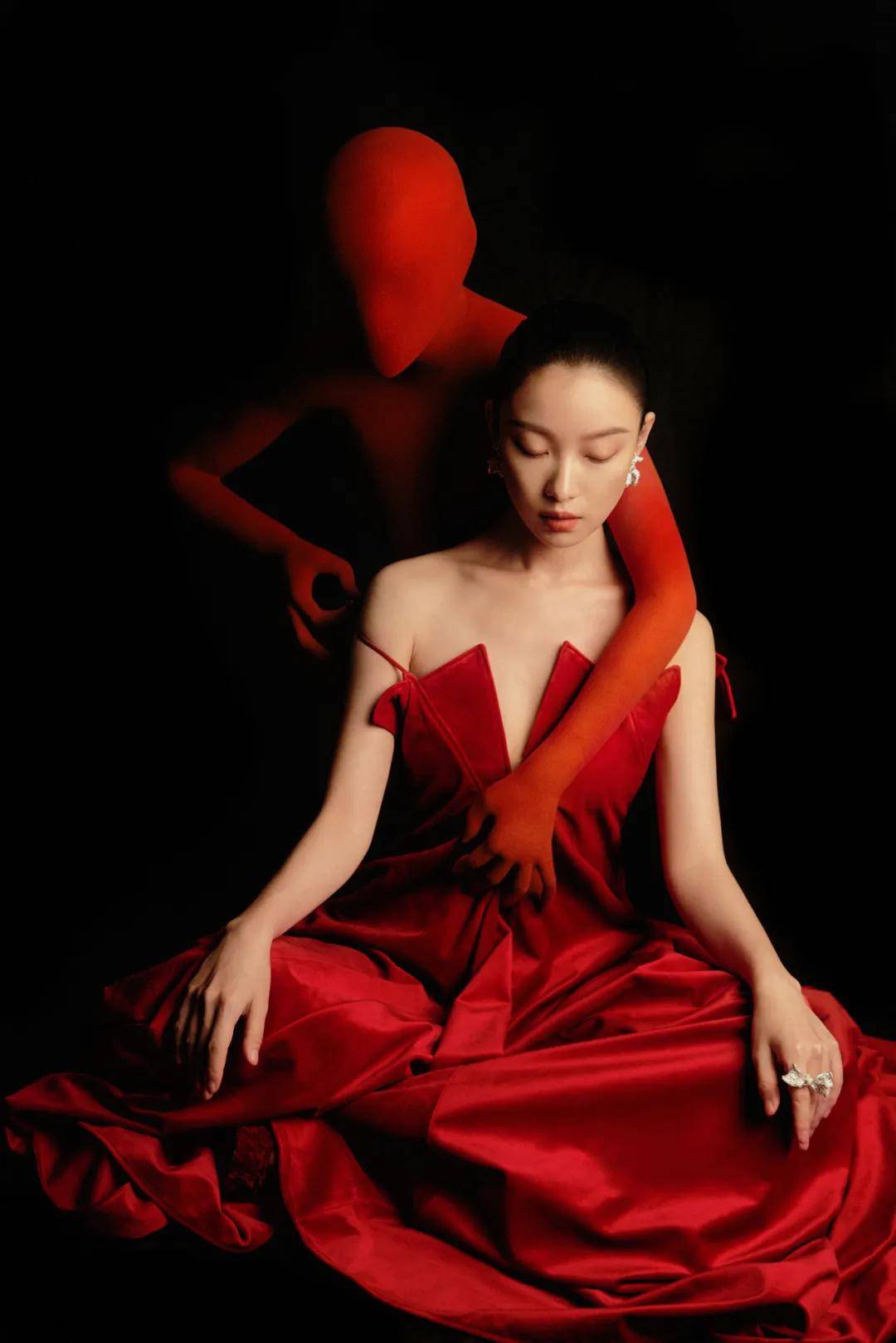 热巴手拿烟枪、倪妮背着人偶——女明星爱上“疯”着走红毯