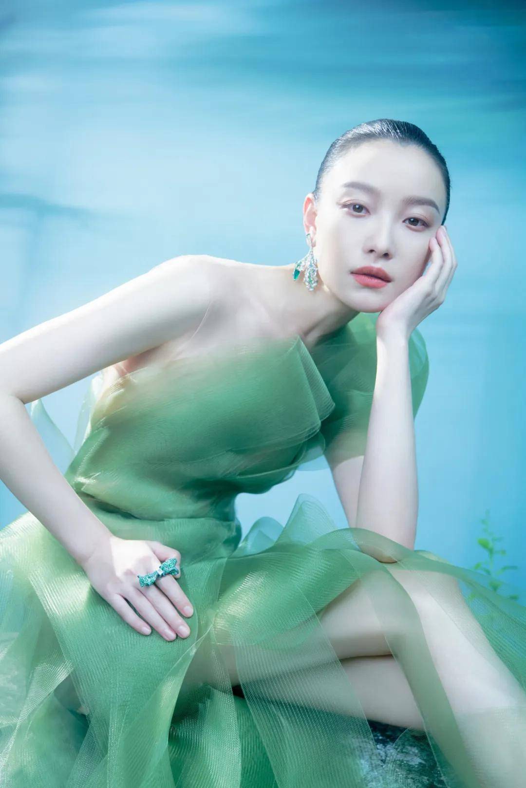 热巴手拿烟枪、倪妮背着人偶——女明星爱上“疯”着走红毯