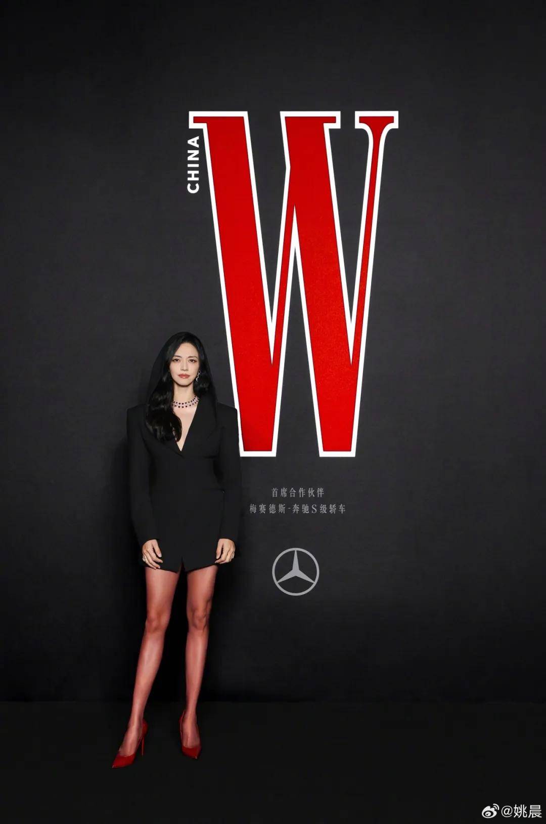 热巴手拿烟枪、倪妮背着人偶——女明星爱上“疯”着走红毯