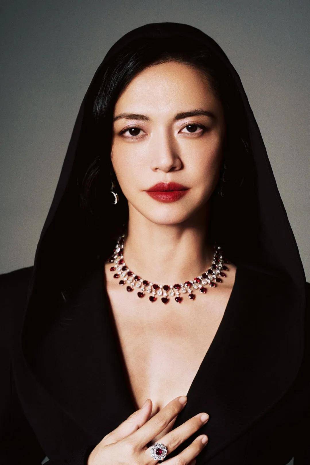 热巴手拿烟枪、倪妮背着人偶——女明星爱上“疯”着走红毯