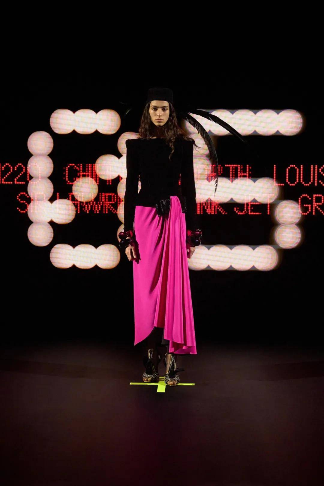 热巴手拿烟枪、倪妮背着人偶——女明星爱上“疯”着走红毯