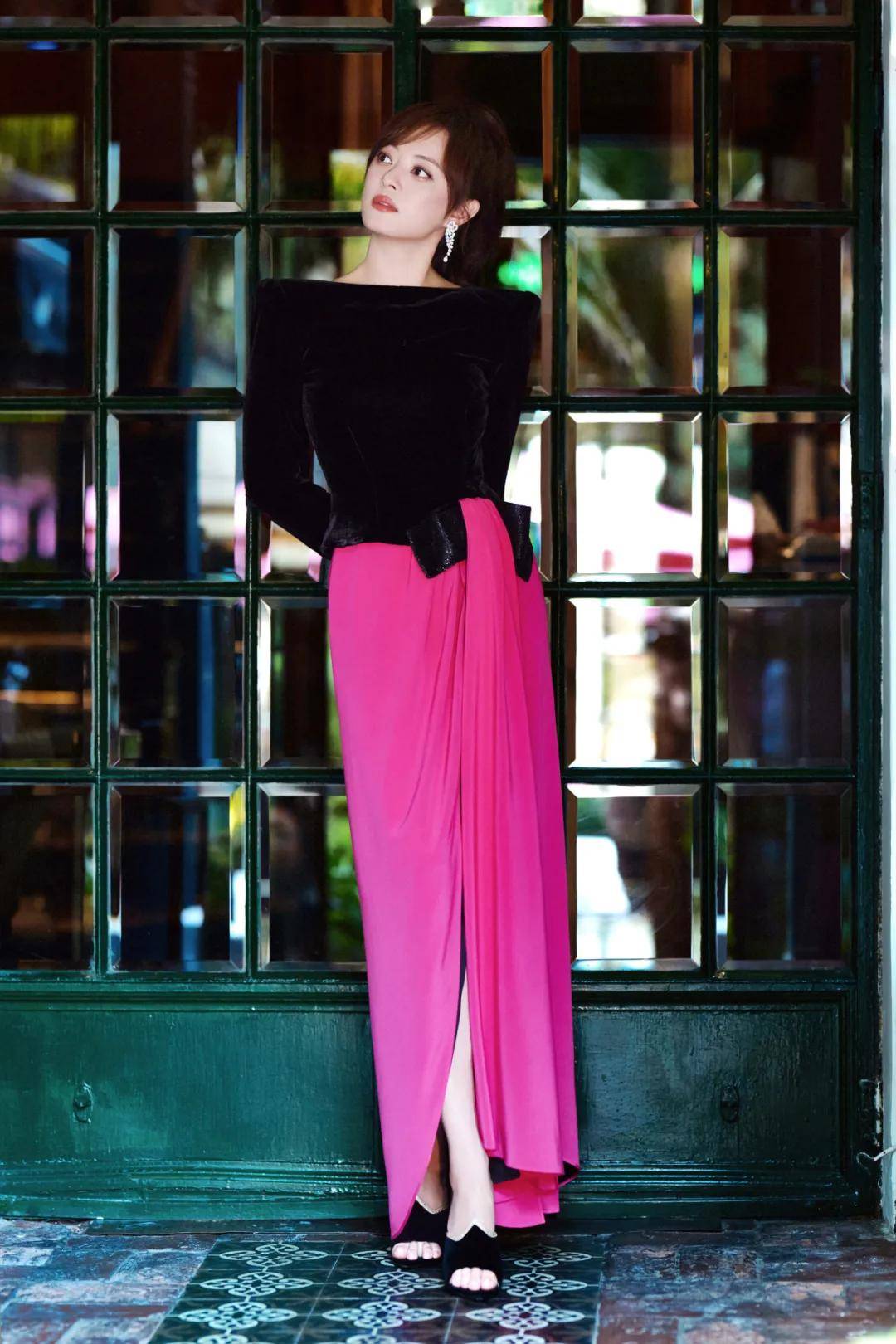 热巴手拿烟枪、倪妮背着人偶——女明星爱上“疯”着走红毯