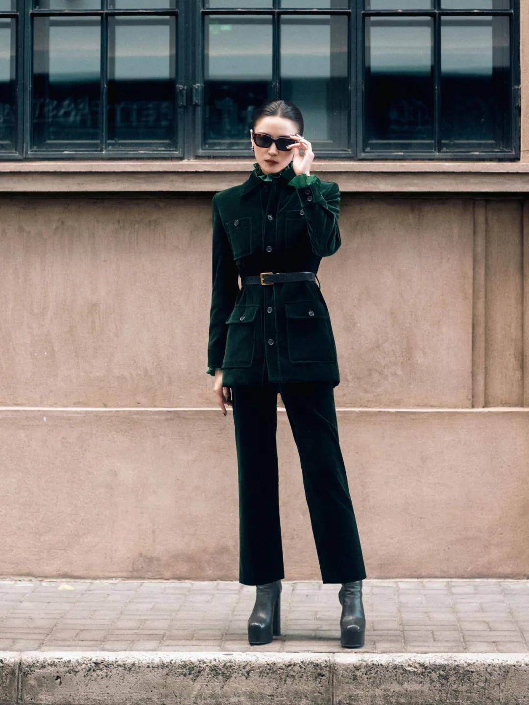 热巴手拿烟枪、倪妮背着人偶——女明星爱上“疯”着走红毯