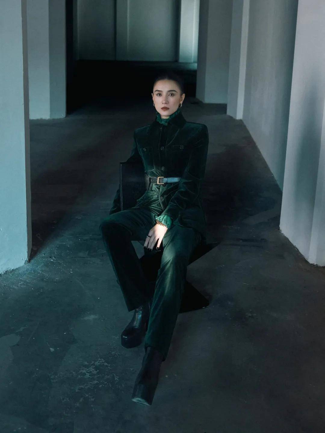 热巴手拿烟枪、倪妮背着人偶——女明星爱上“疯”着走红毯