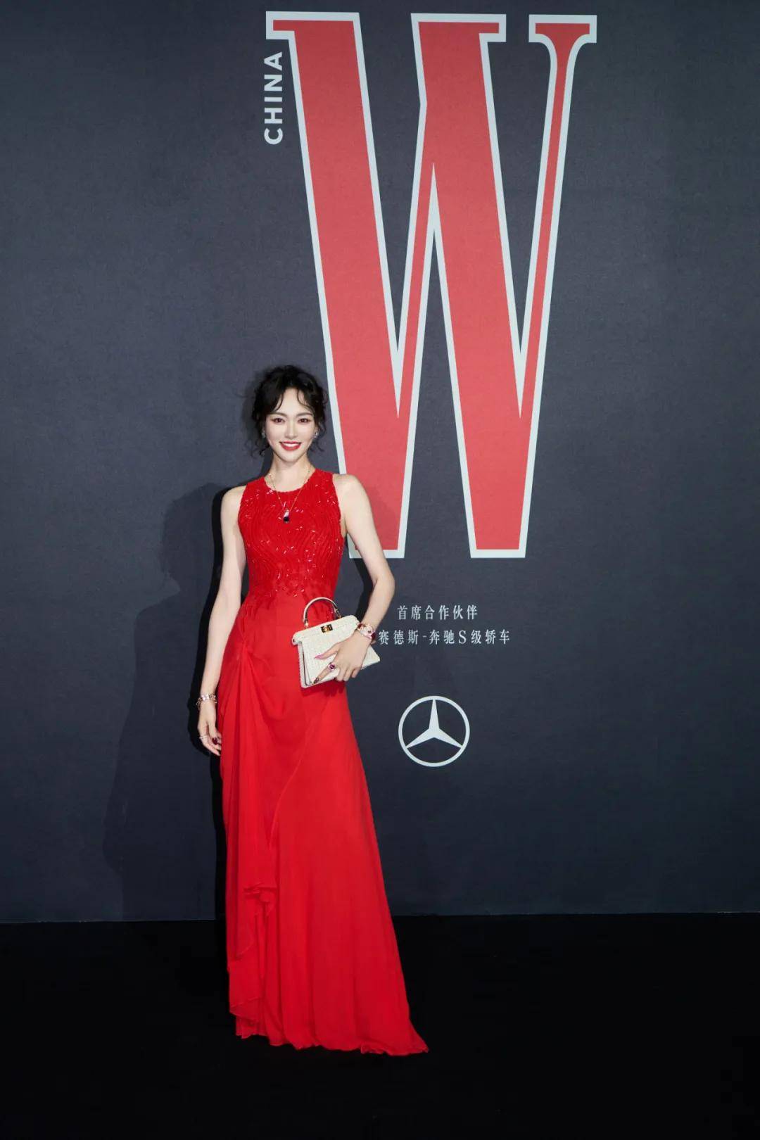 热巴手拿烟枪、倪妮背着人偶——女明星爱上“疯”着走红毯