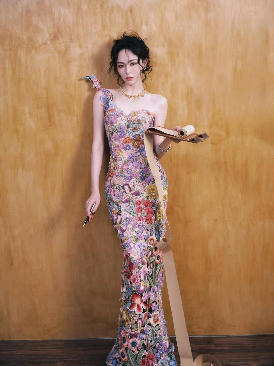 热巴手拿烟枪、倪妮背着人偶——女明星爱上“疯”着走红毯