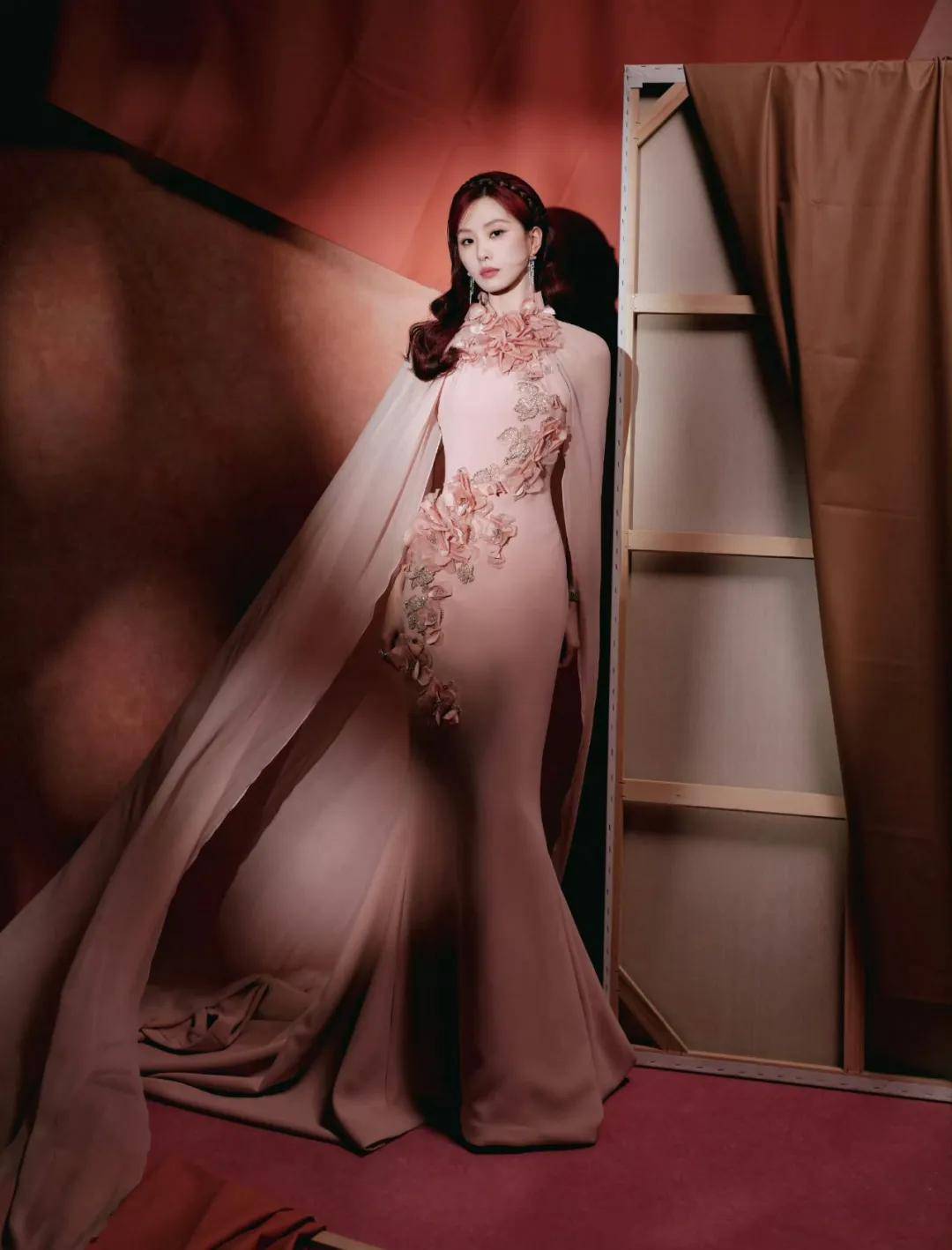 热巴手拿烟枪、倪妮背着人偶——女明星爱上“疯”着走红毯