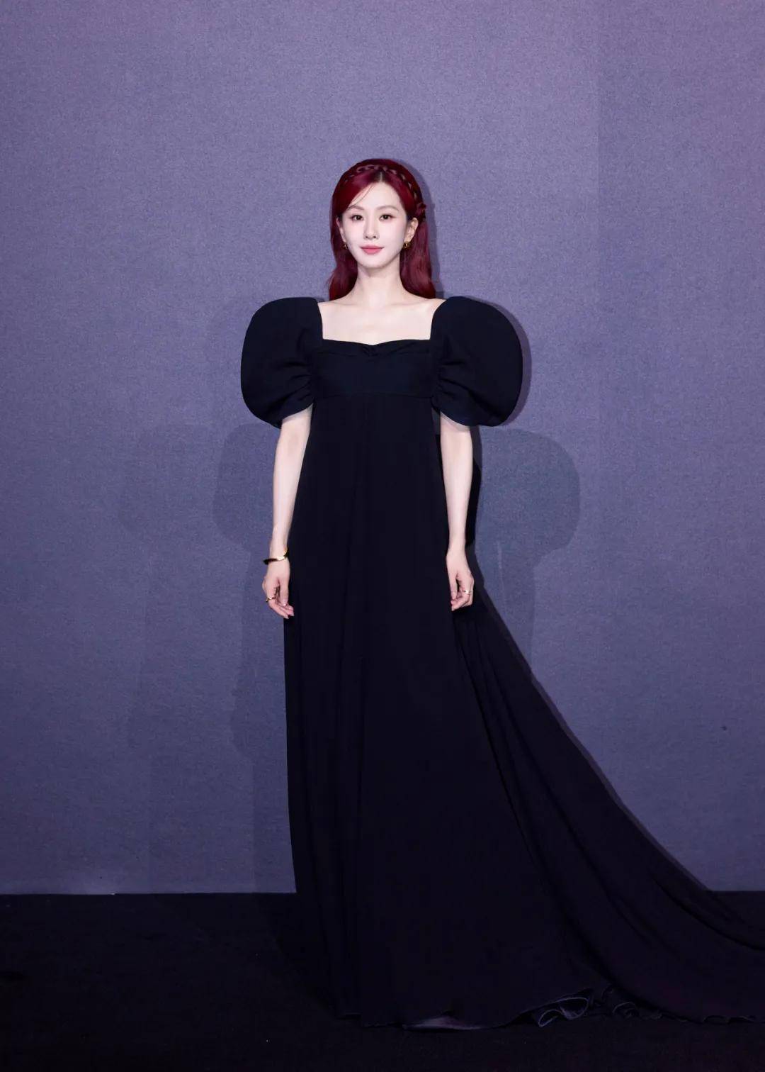 热巴手拿烟枪、倪妮背着人偶——女明星爱上“疯”着走红毯