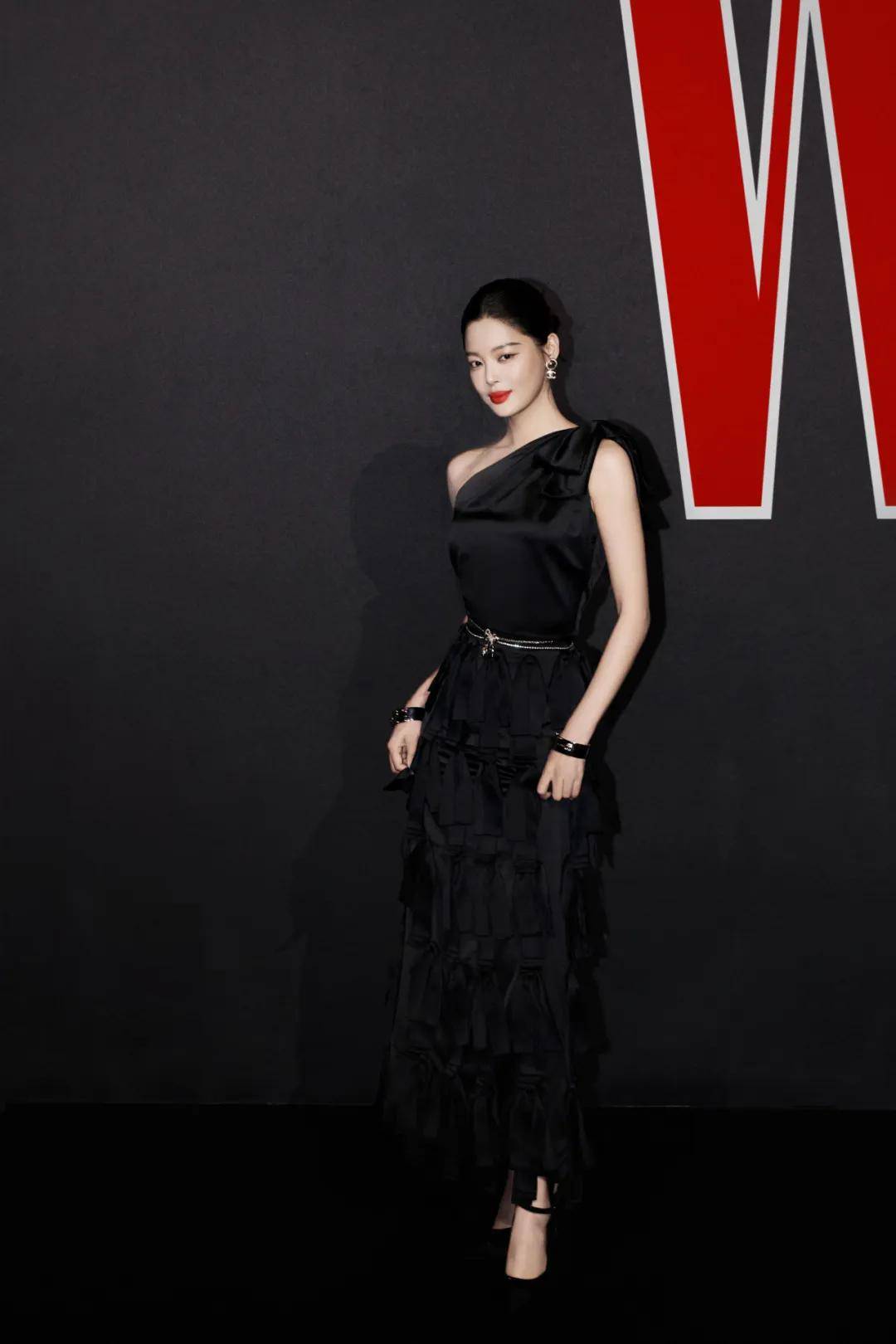 热巴手拿烟枪、倪妮背着人偶——女明星爱上“疯”着走红毯