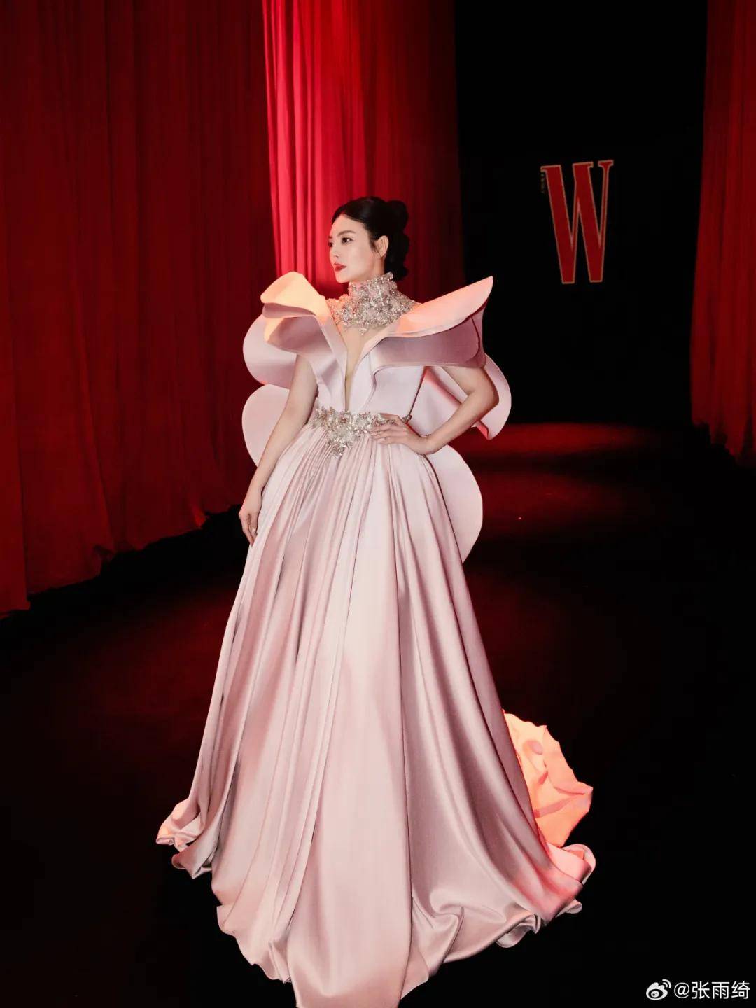 热巴手拿烟枪、倪妮背着人偶——女明星爱上“疯”着走红毯