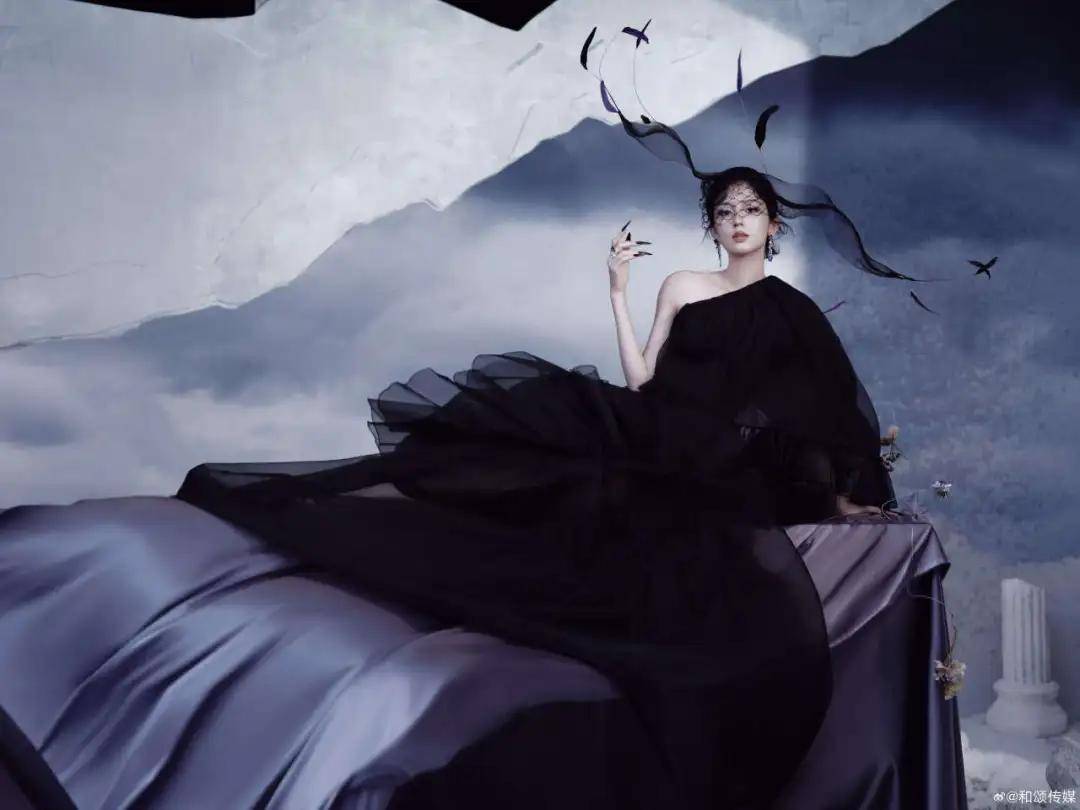 热巴手拿烟枪、倪妮背着人偶——女明星爱上“疯”着走红毯