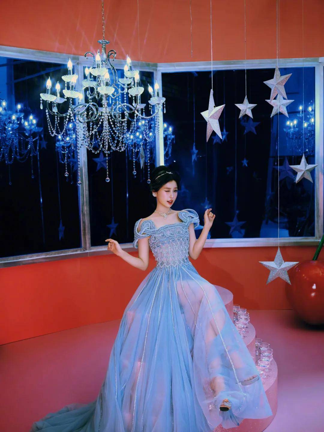 热巴手拿烟枪、倪妮背着人偶——女明星爱上“疯”着走红毯