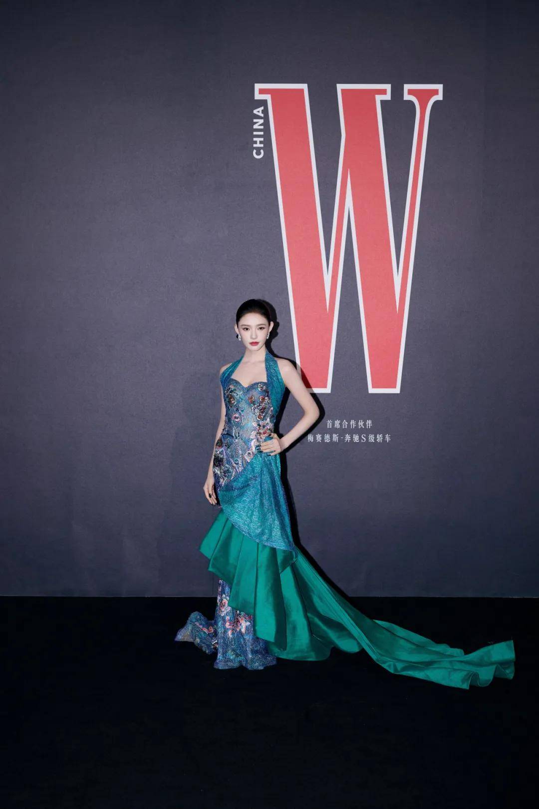 热巴手拿烟枪、倪妮背着人偶——女明星爱上“疯”着走红毯