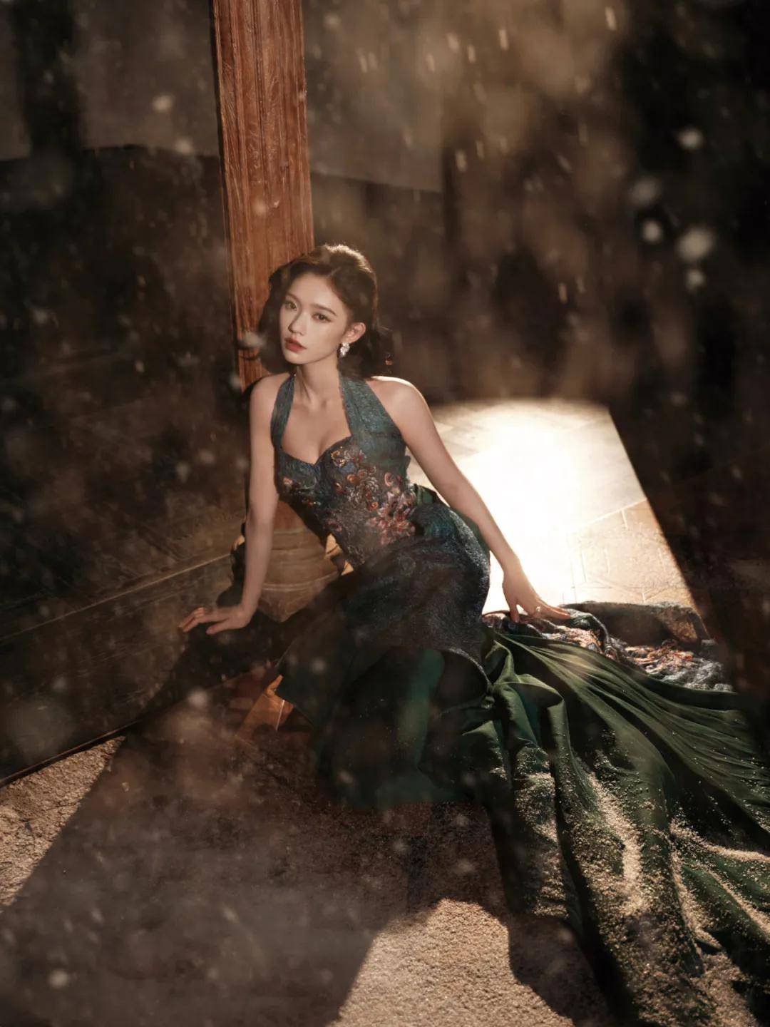 热巴手拿烟枪、倪妮背着人偶——女明星爱上“疯”着走红毯