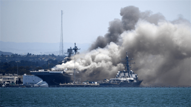 军舰燃烧15小时!美疯狂向日本求救,背后藏着个最不愿说的痛点